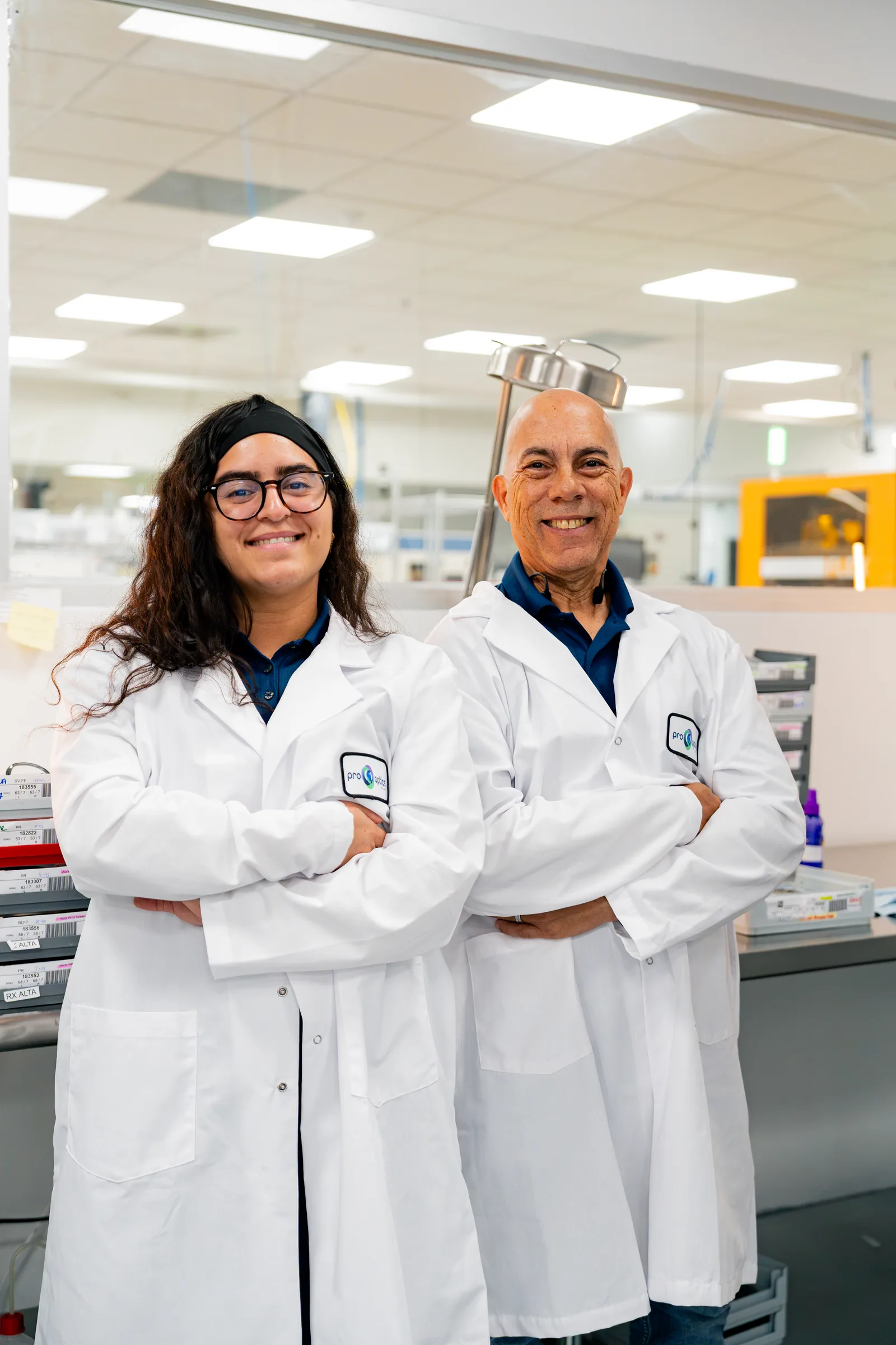 Dos técnicos del laboratorio de PR Optics en Caguas