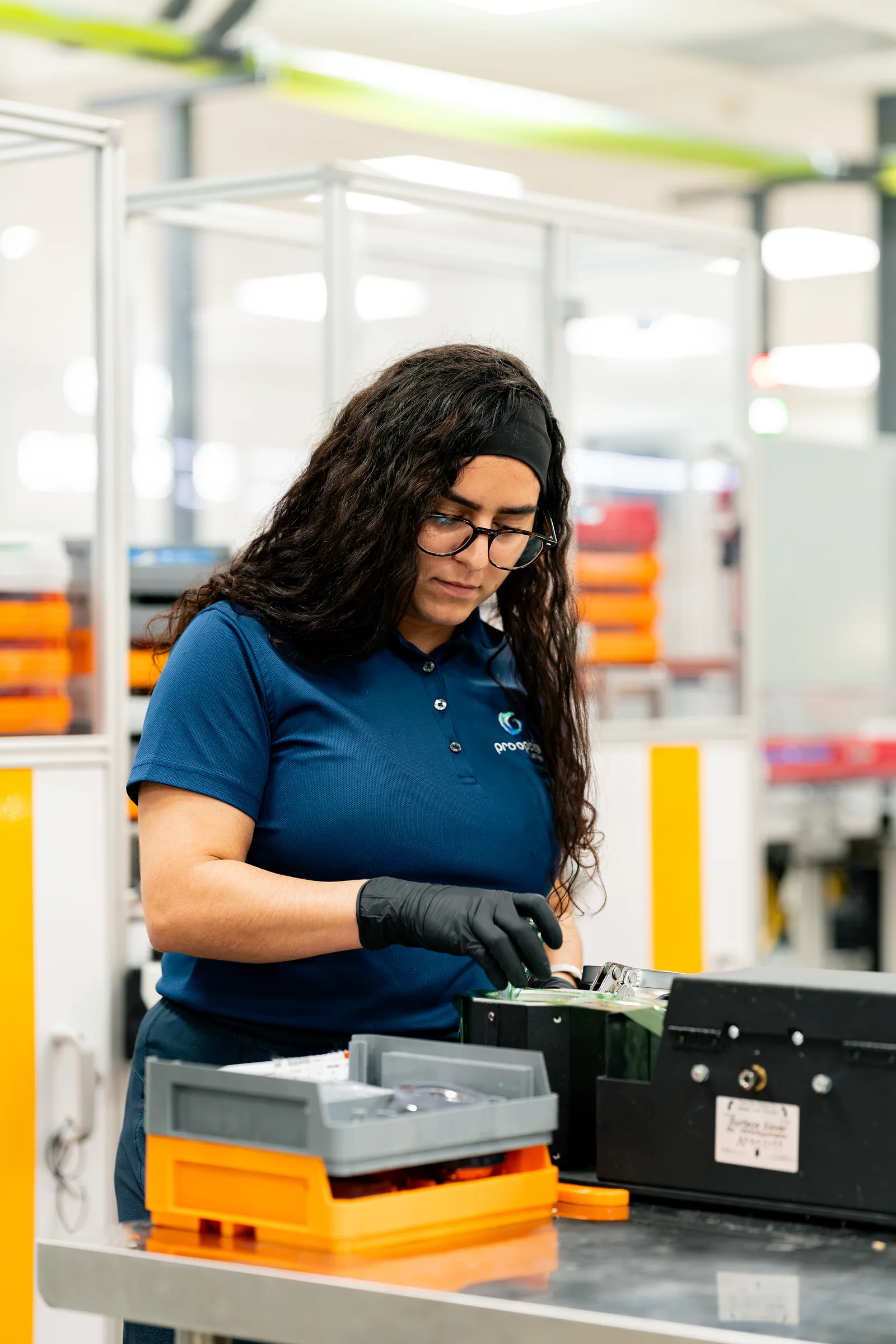 Técnica operando maquinaria en la línea de producción de Caguas
