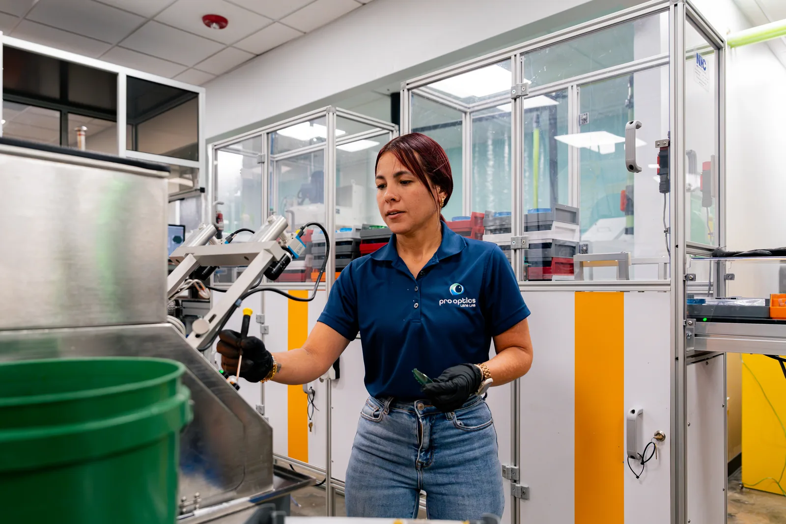 Técnica de PR Optics trabajando en la línea de tallado
