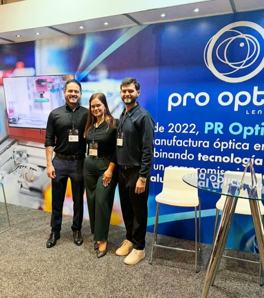 Equipo de PR Optics en su booth del 2026 Optometric Congress
