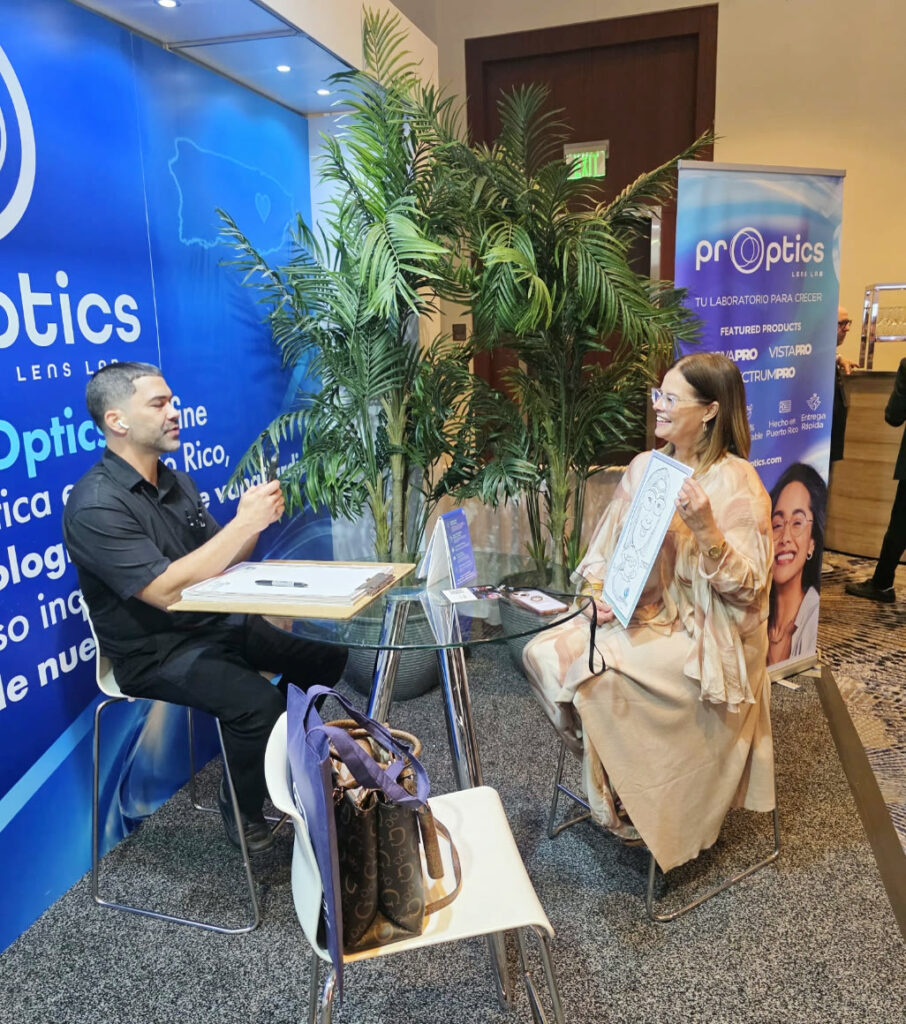 Caricaturista dibujando a una visitante en el booth de PR Optics